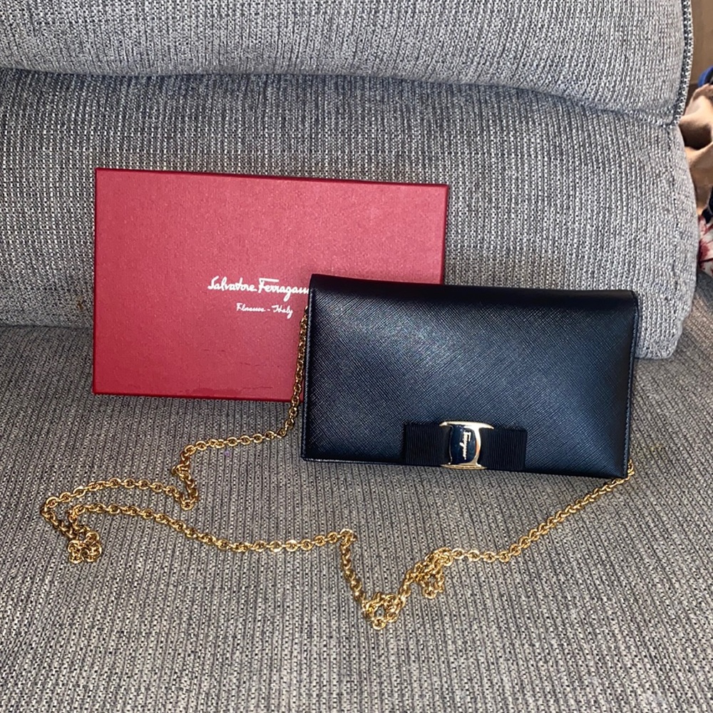 NWOT Salvatore Ferragamo Miss Vara chain wallet in black leather